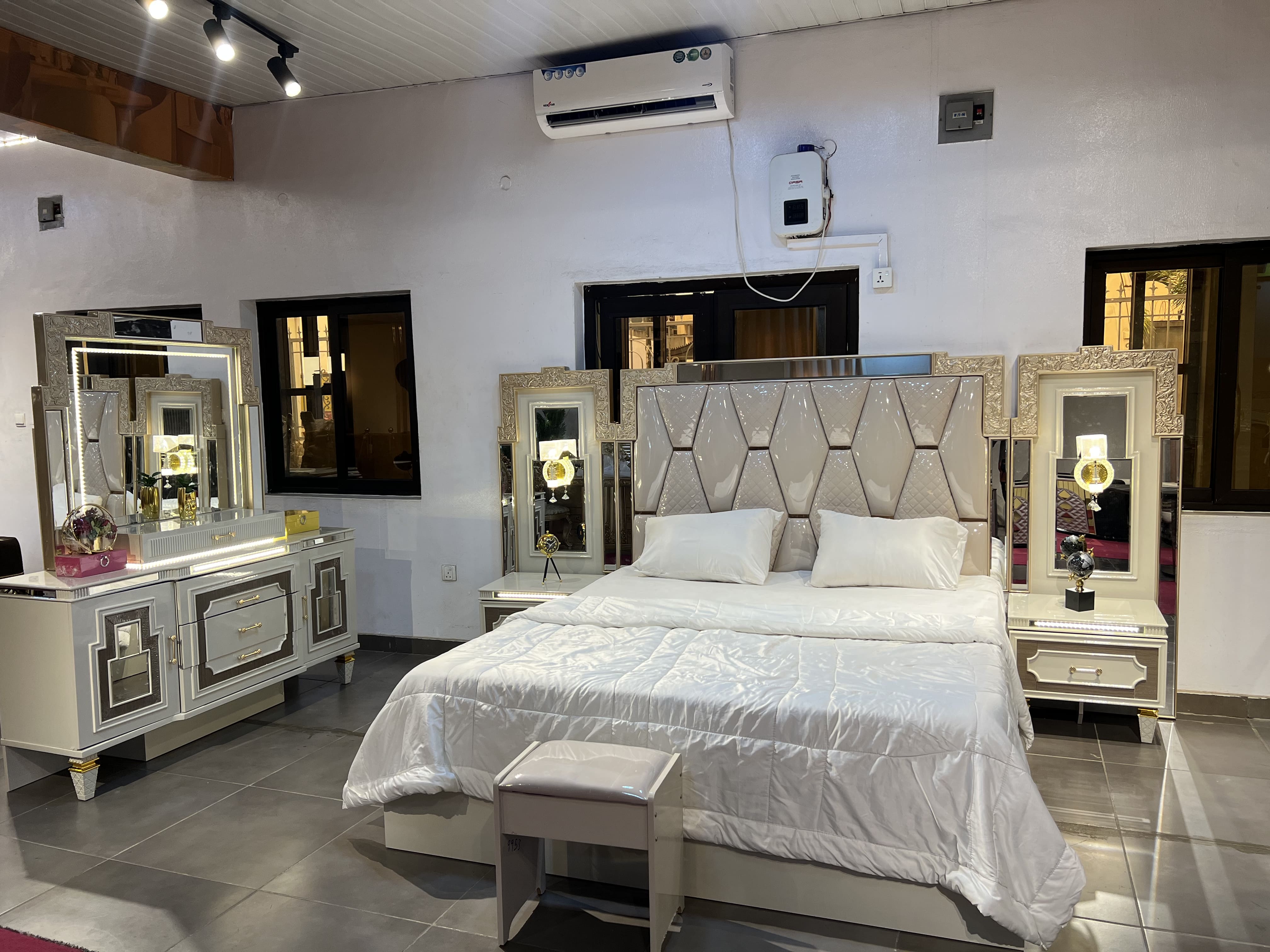 9953 contemporary bed