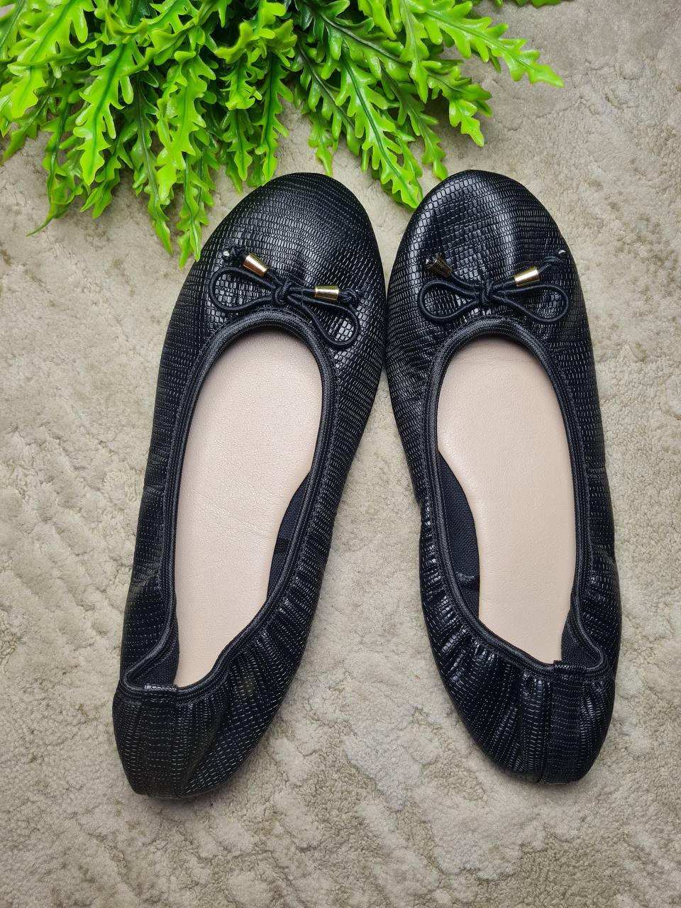 banana flat with bow - black