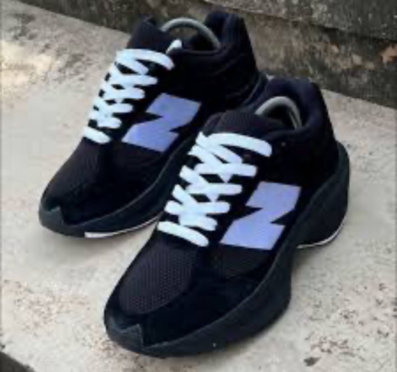 new balance sneakers with n on it - black