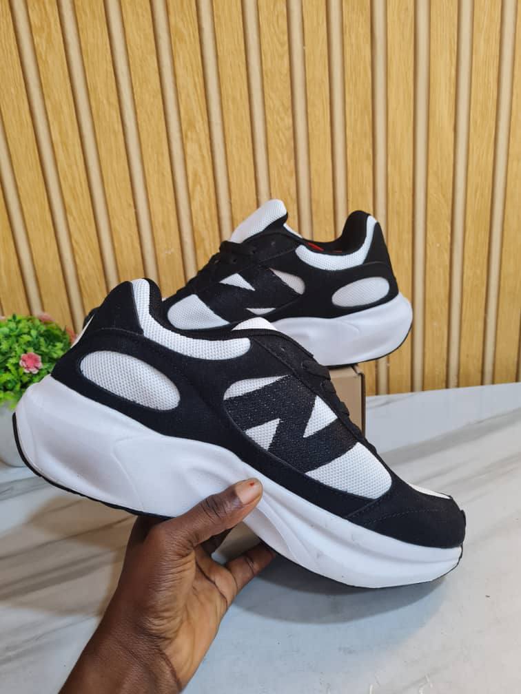 new balance sneakers with n on it - black/white