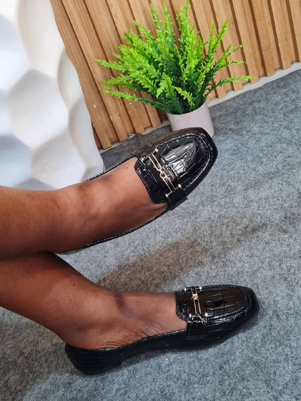 looking smart flat shoe with chain - black