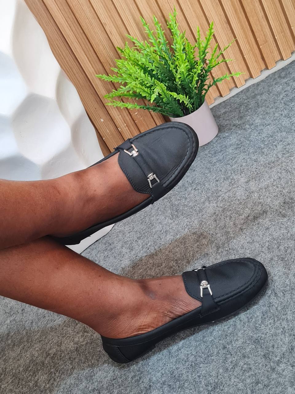 valeri flat shie with chain - black