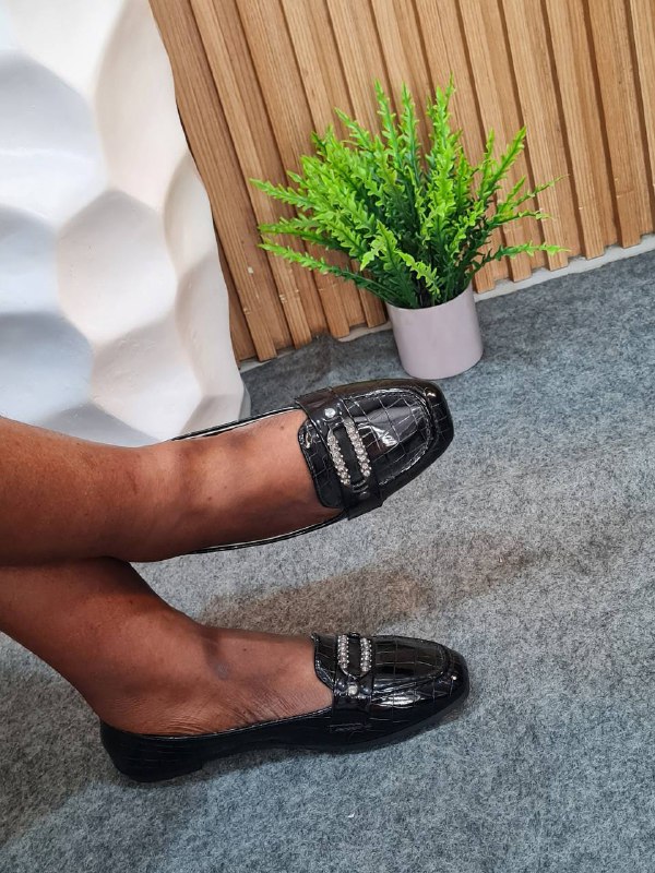 looking smart flat shoe with stones - black