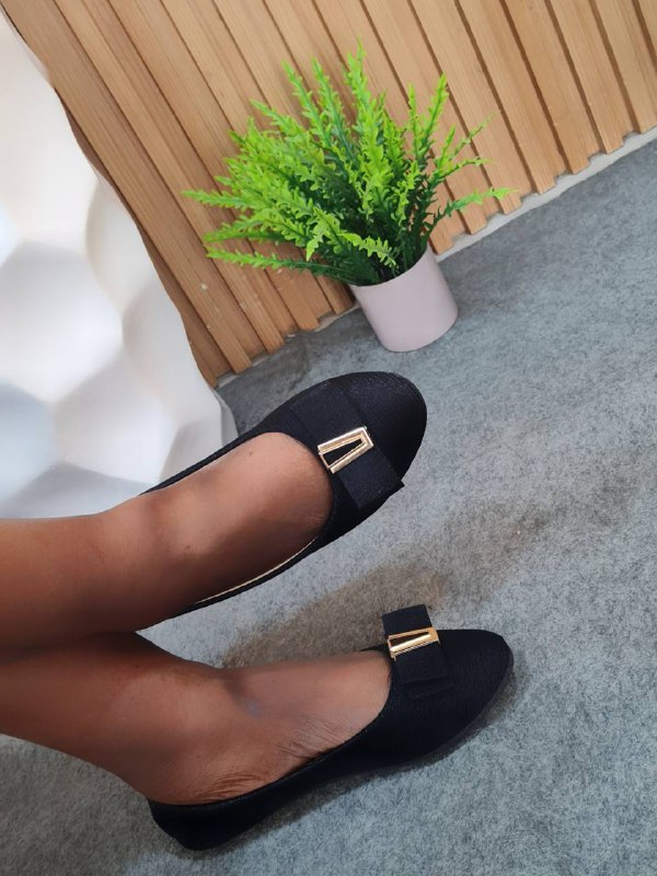 looking smart flat shoe with ^ design - black
