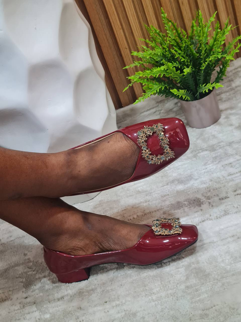wei ming xin block heel shoes with shinny leather with rough square design and flat head- wine