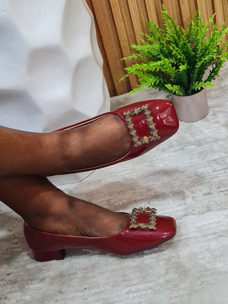 wei ming xin block heel shinny leather with square design and flat head- wine
