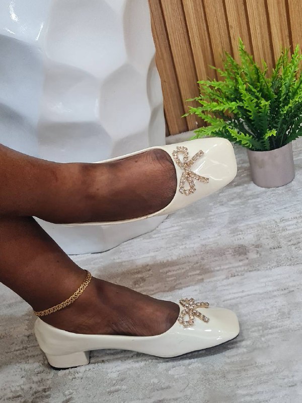 wei ming xin block heel shoes with gold/silver bow - white