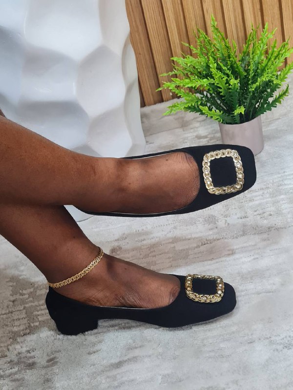 wei ming xin block heel shoes with flat head and gold square- black