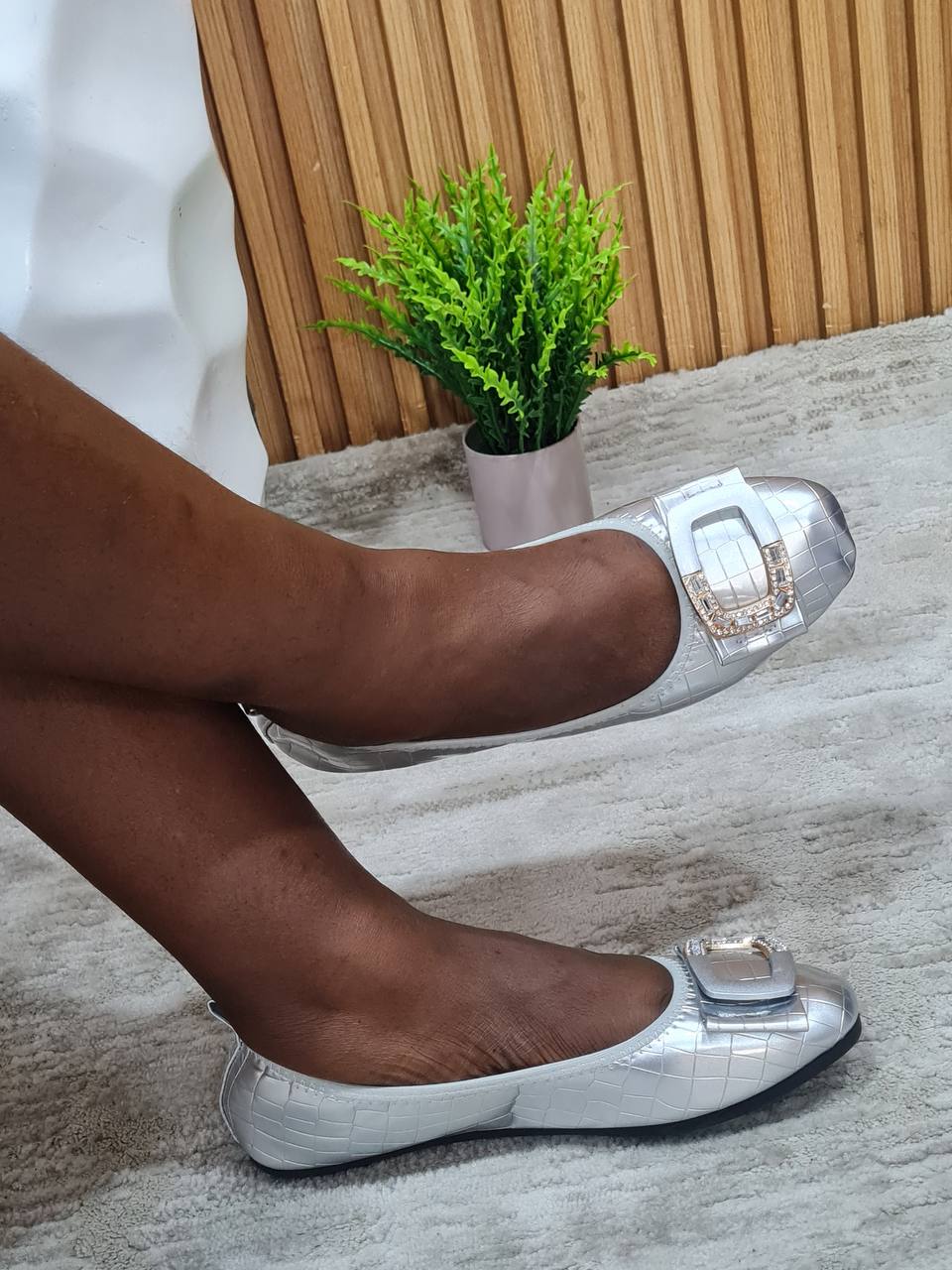 looking smart banana flat with stones- silver