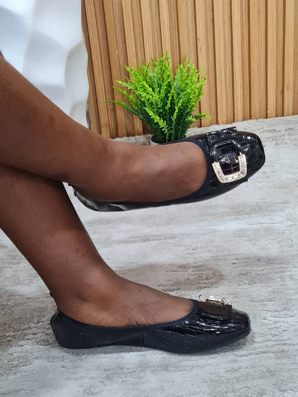 looking smart banana flat with stones- black