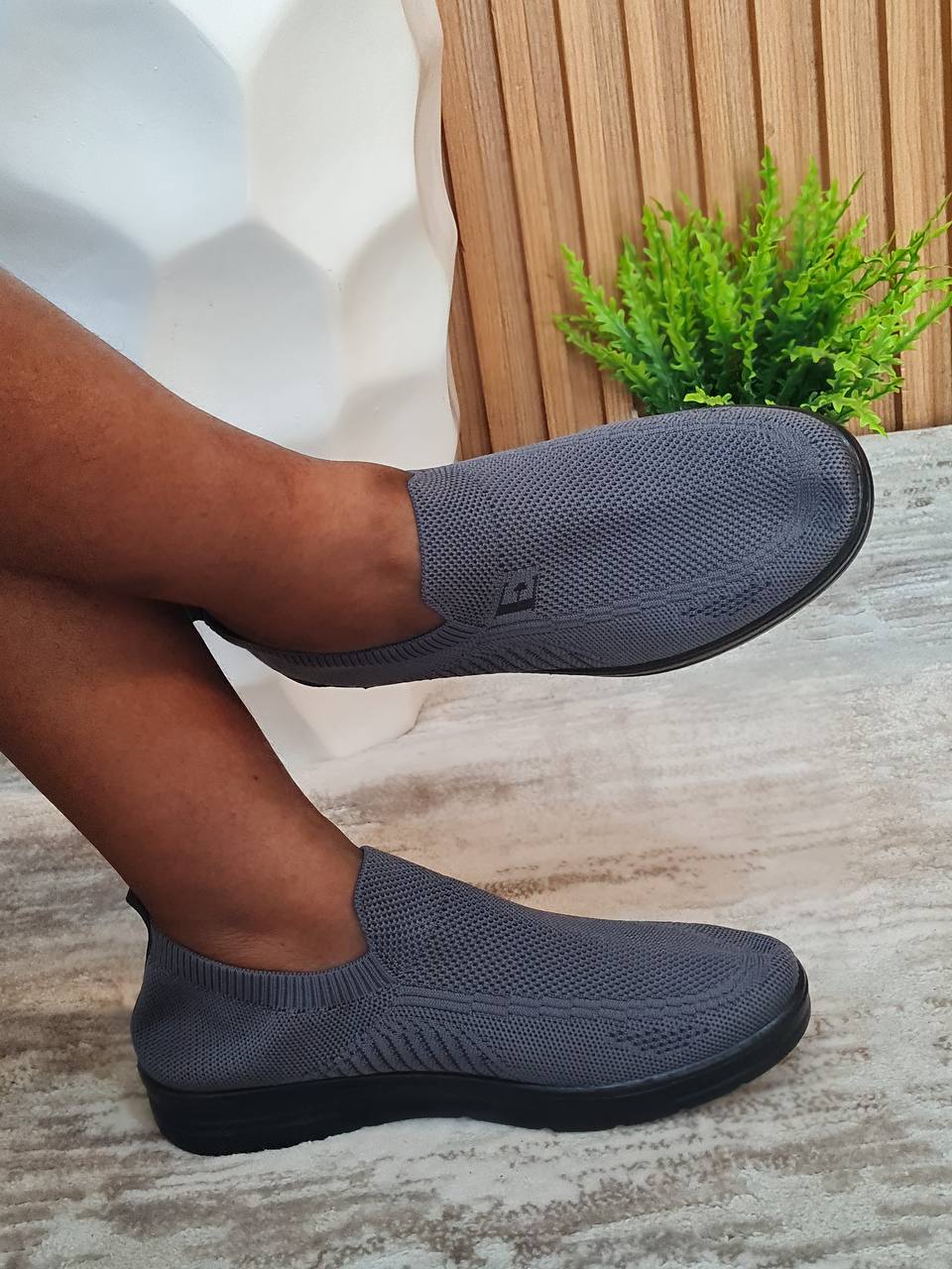 discover sport sneakers with e on it - grey