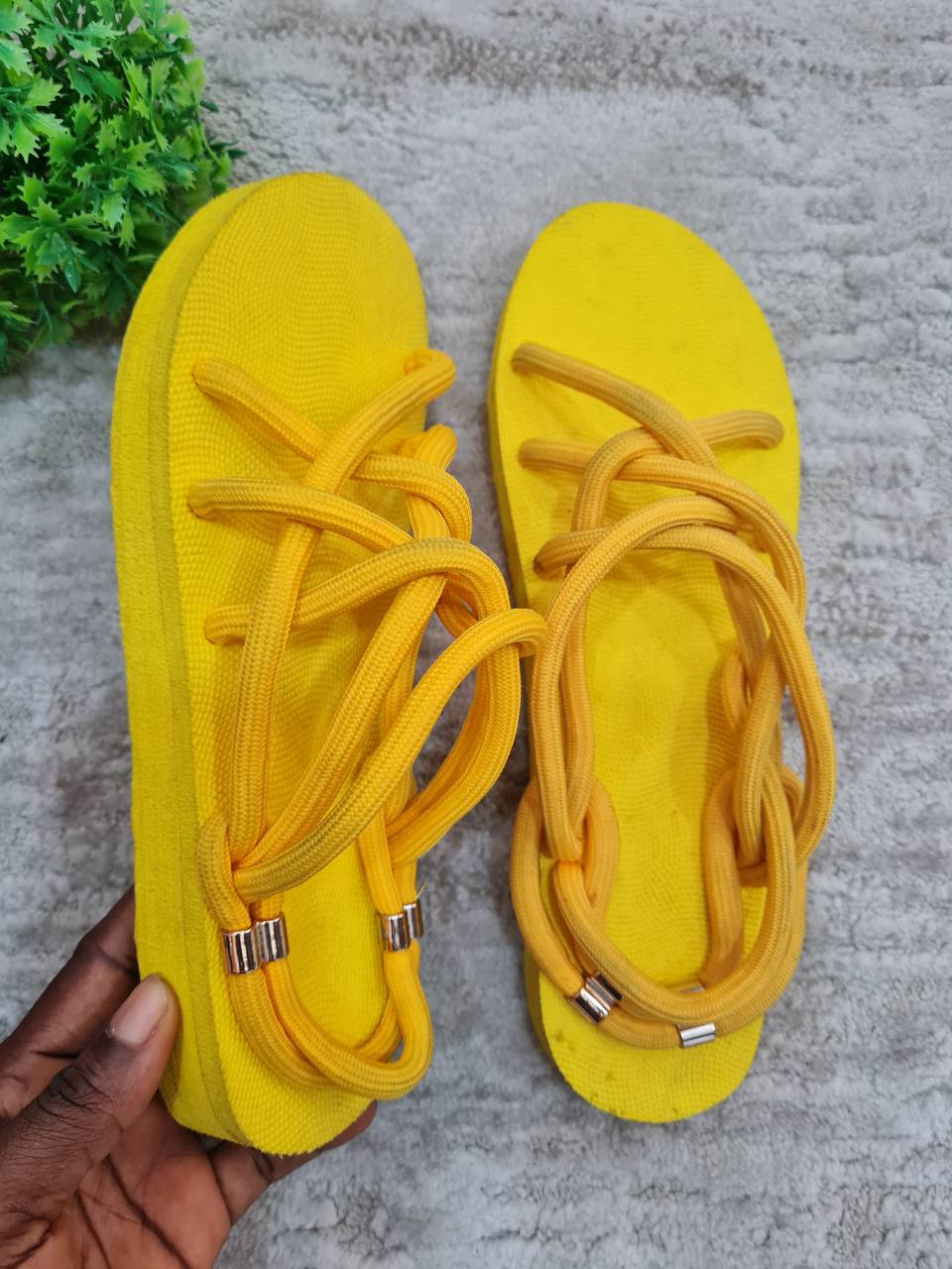 trekkers with elastic straps - yellow