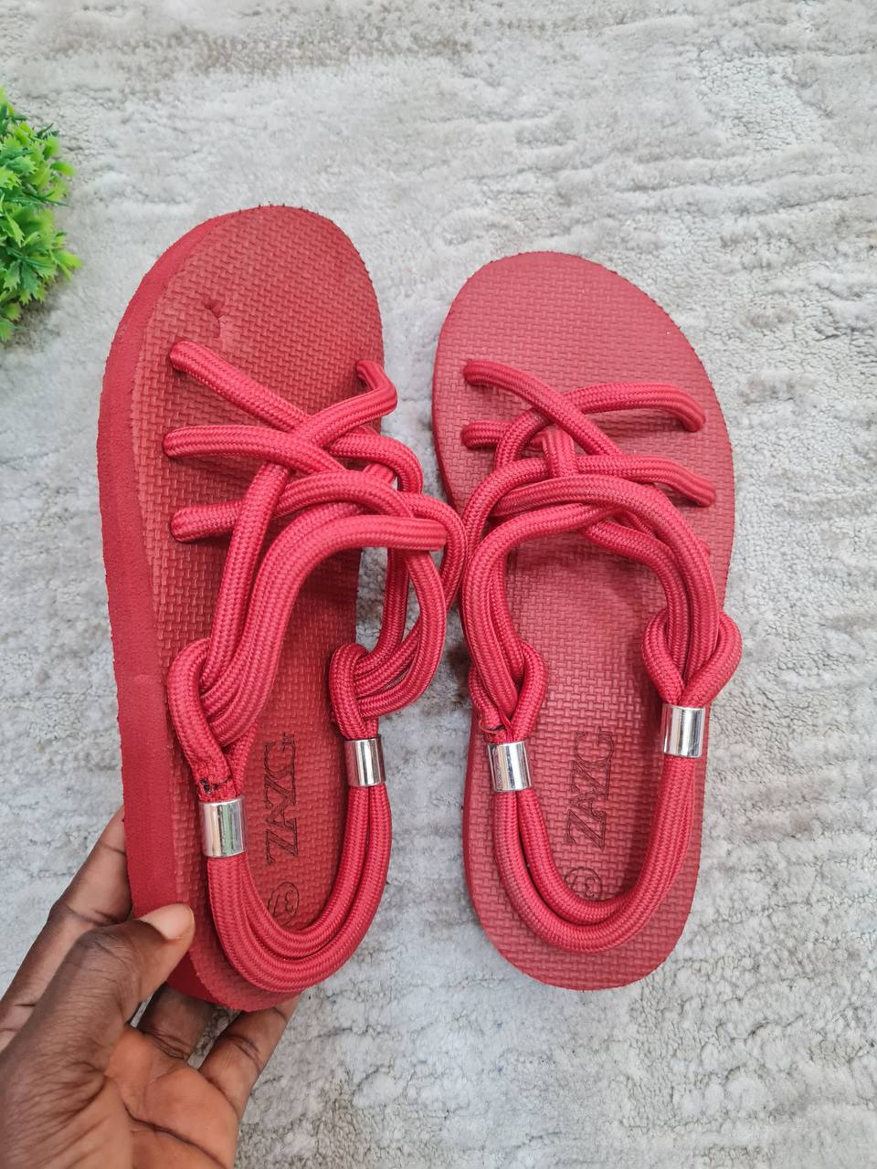 trekkers with elastic straps - red