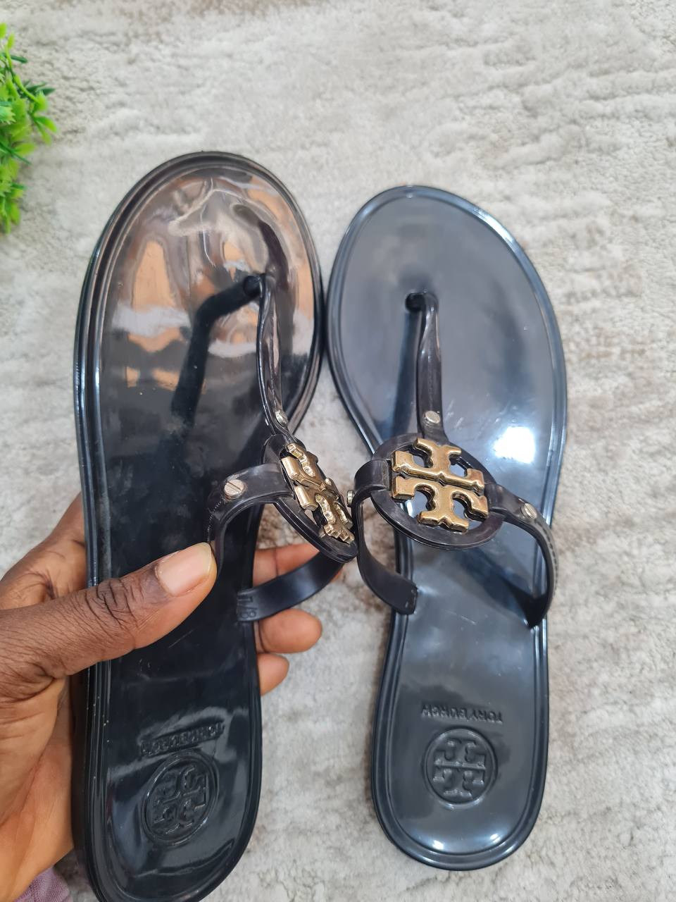 tory burch jelly slippers - black