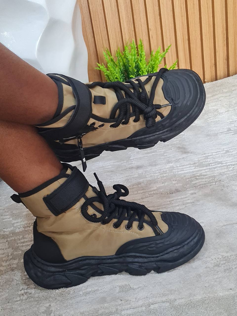 black/brown boot