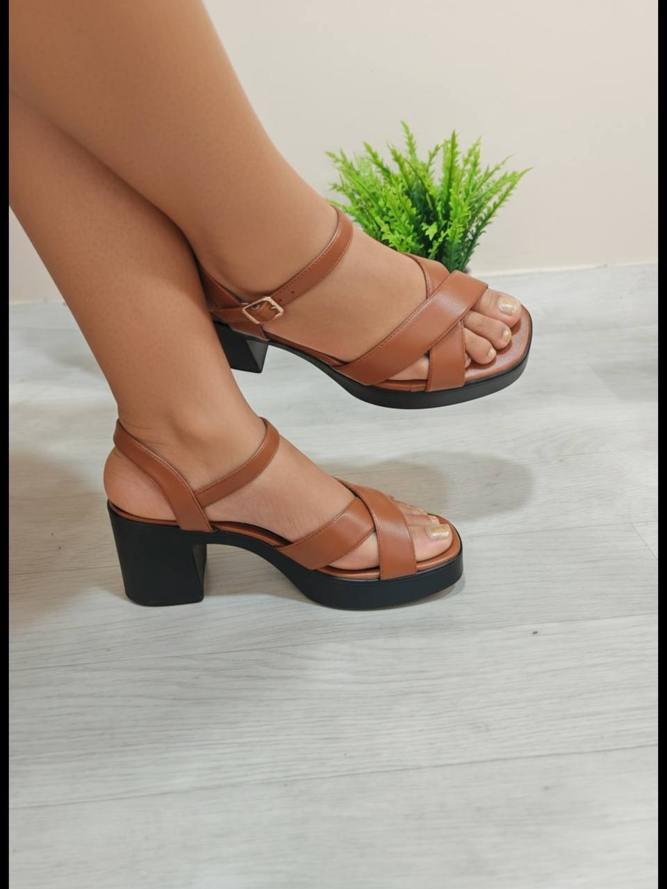 levinya platform sandal - brown