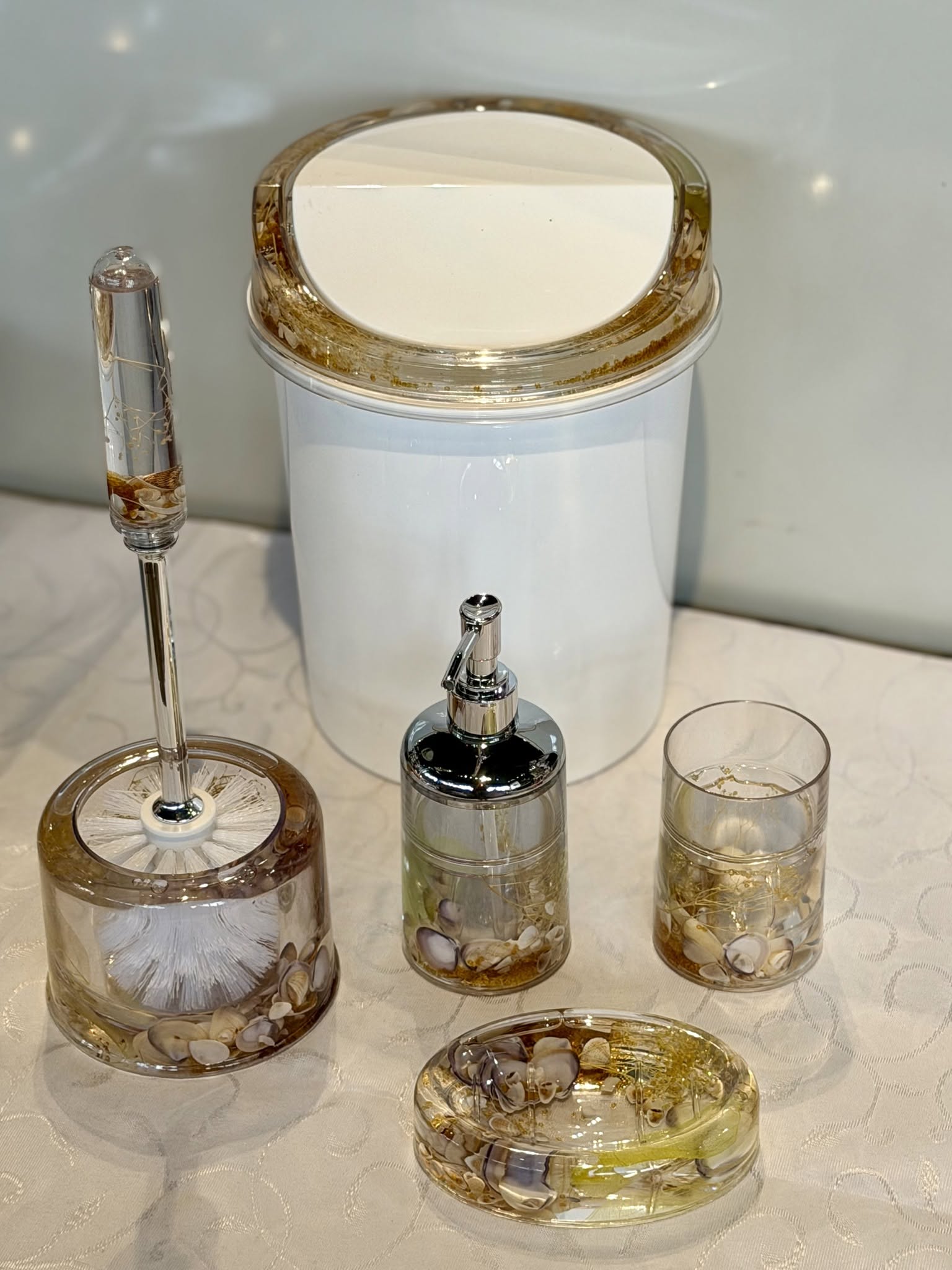 A17 - ROUND GOLD WITH SHELLS